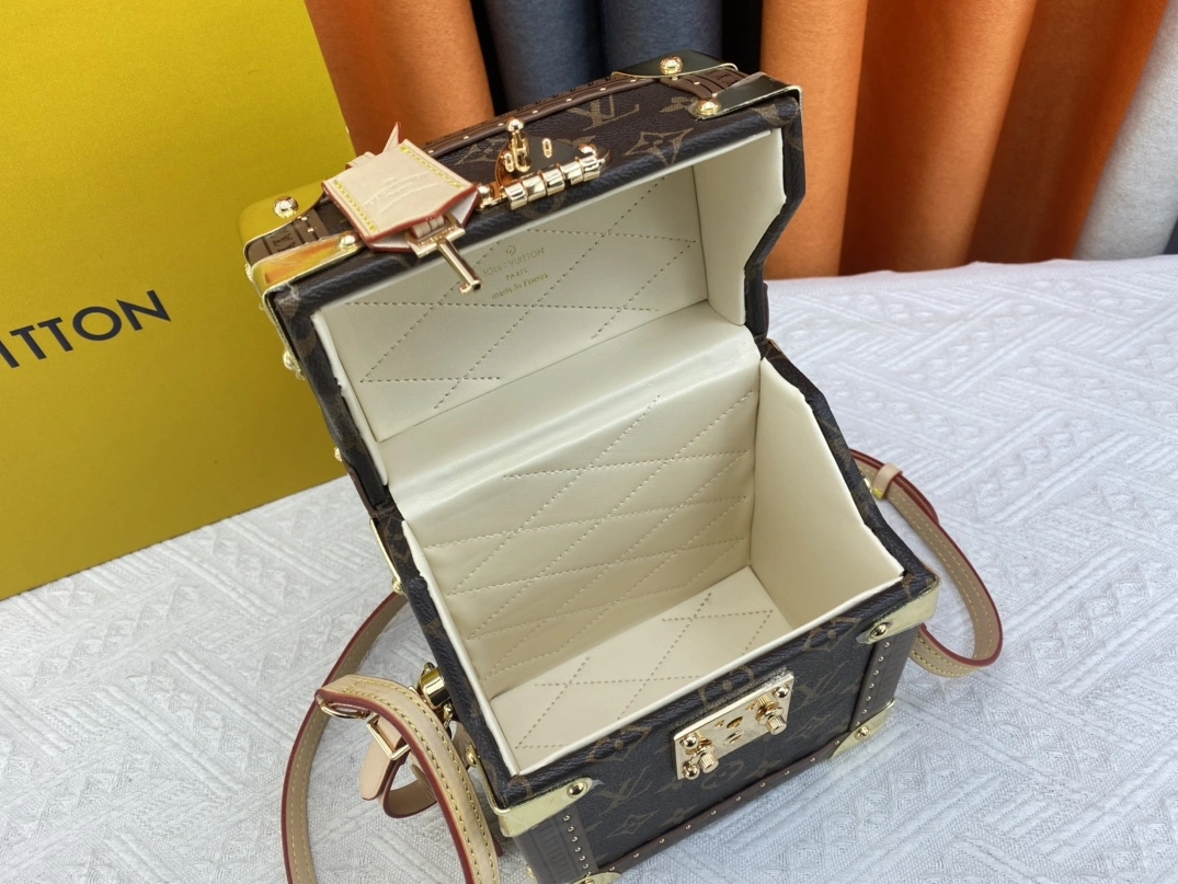 Louis Vuitton AAA Quality Messenger Bags For Women WellDesigned 1252 - Image 7