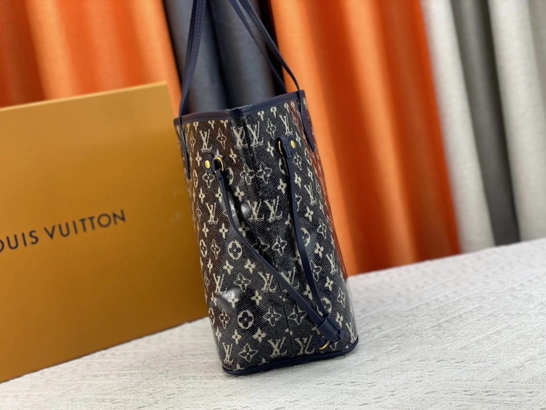 Louis Vuitton AAA Quality Shoulder Bags For Women Elegant 9947 - Image 4