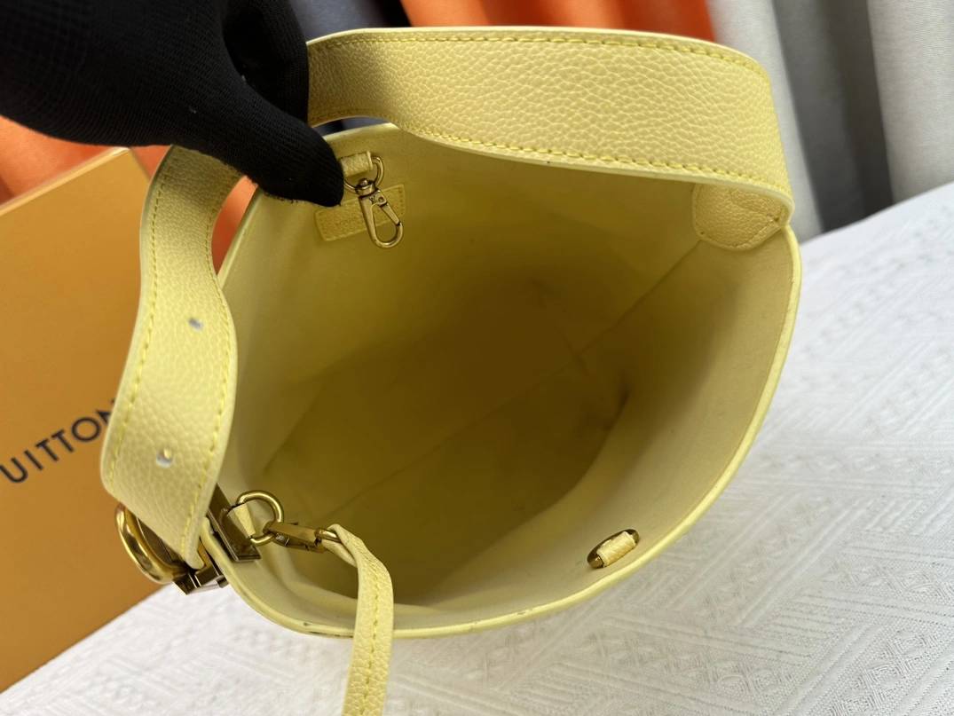 Louis Vuitton AAA Quality Shoulder Bags For Women Trendy 5966 - Image 8