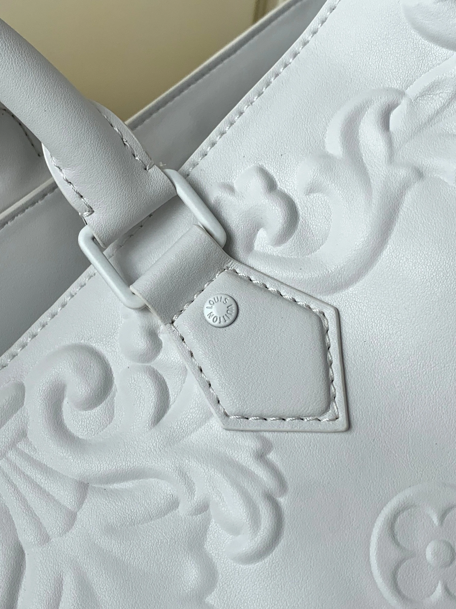 Louis Vuitton AAA Quality Tote-Handbags For Women Vibrant 220 - Image 5