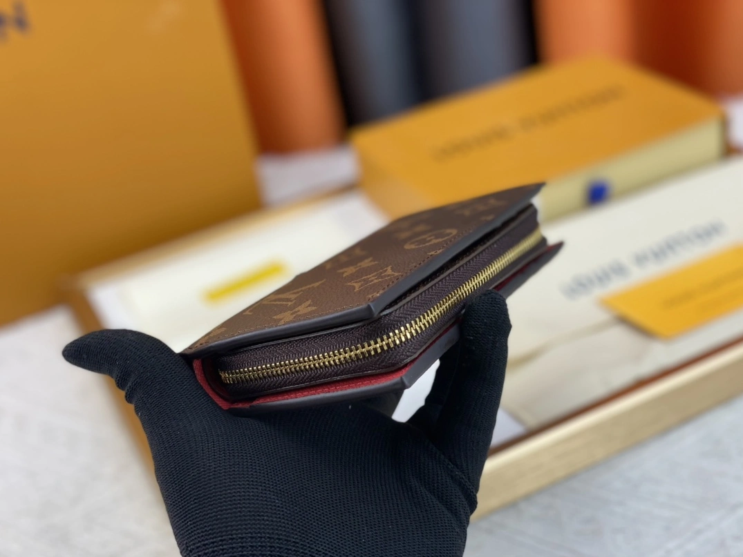 Louis Vuitton AAA Quality Wallets Breathable 7062 - Image 3