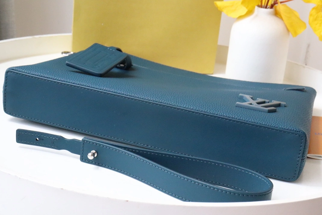 Louis Vuitton AAA Quality Wallets For Unisex Stylish 7246 - Image 4