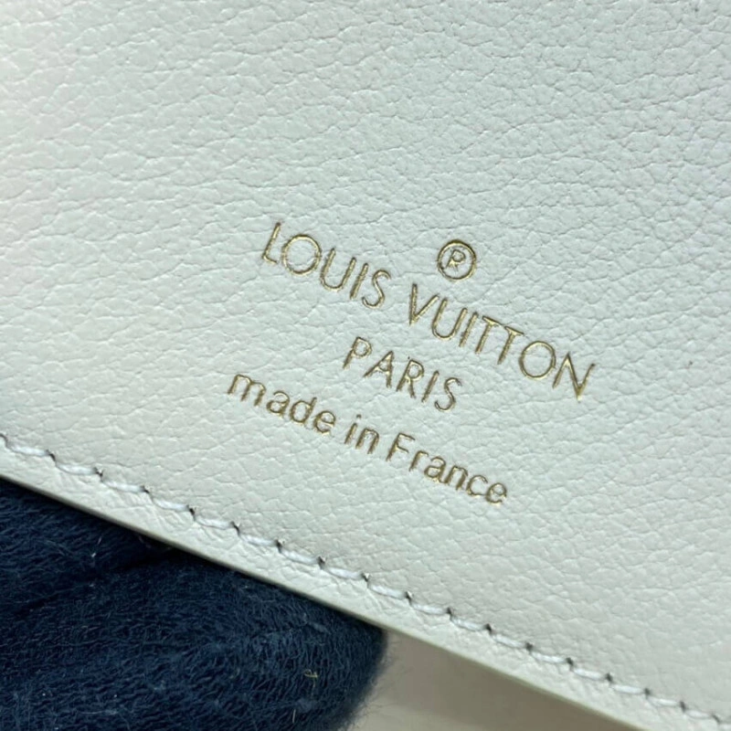 Inside ca Louis Vuitton Clea Wallet Creme - Image 9