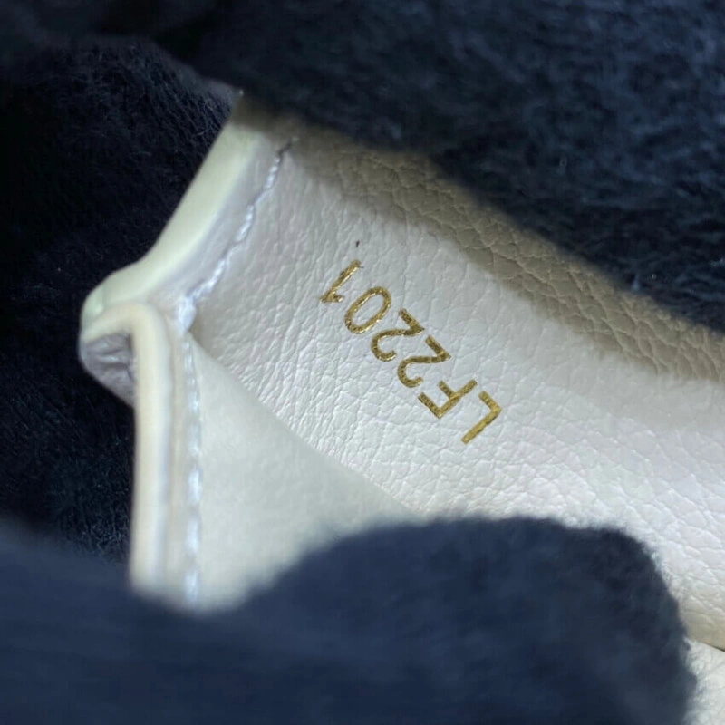 Inside ca Louis Vuitton Clea Wallet Creme - Image 10