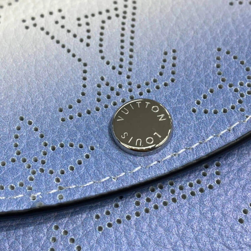Press stu Louis Vuitton Coin Purse in Blue Gradient Mahina Perforated Leather - Image 4