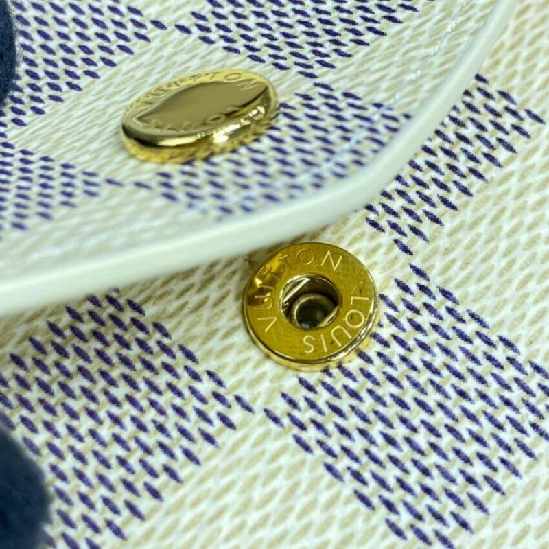 Grained c Louis Vuitton Damier Azur Sarah Wallet - Image 7