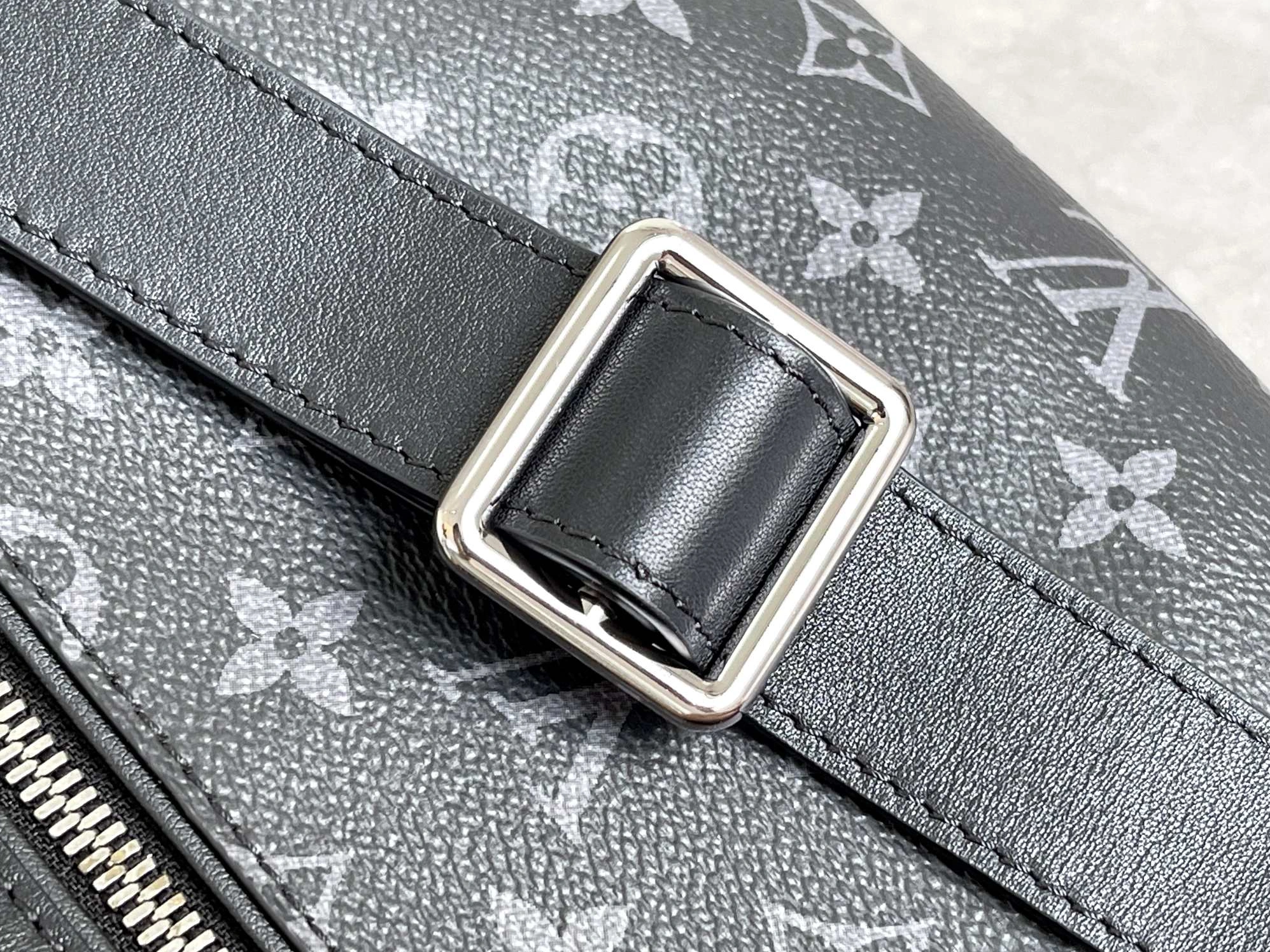 Louis Vuitton LV AAA Quality Belt Bags Sleek 3814 - Image 4