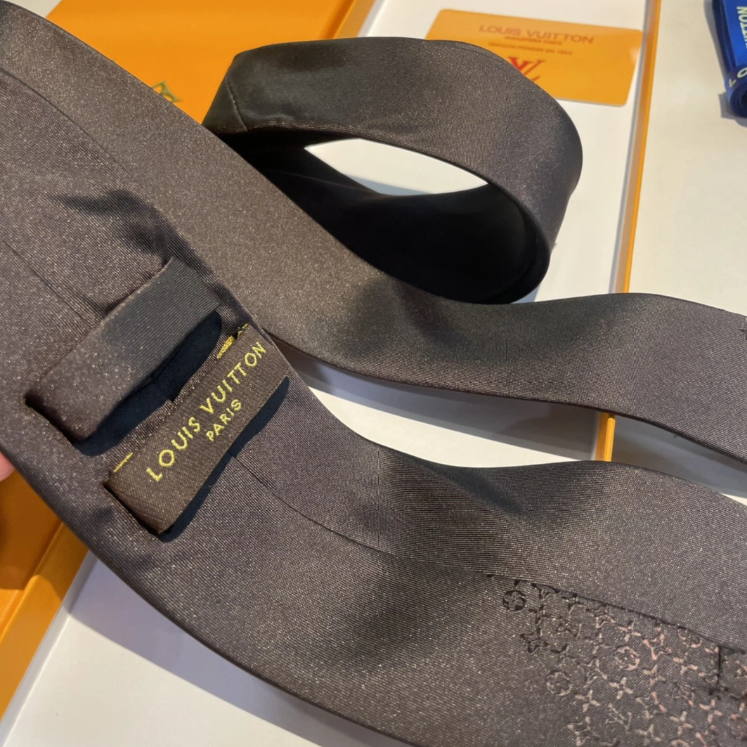 Louis Vuitton LV Necktie For Men Sophisticated 3894 - Image 5