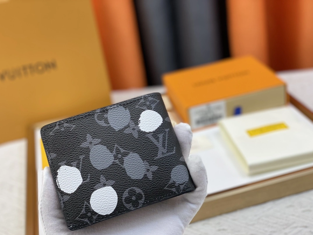 Louis Vuitton LV Wallets For Unisex Resilient 3830