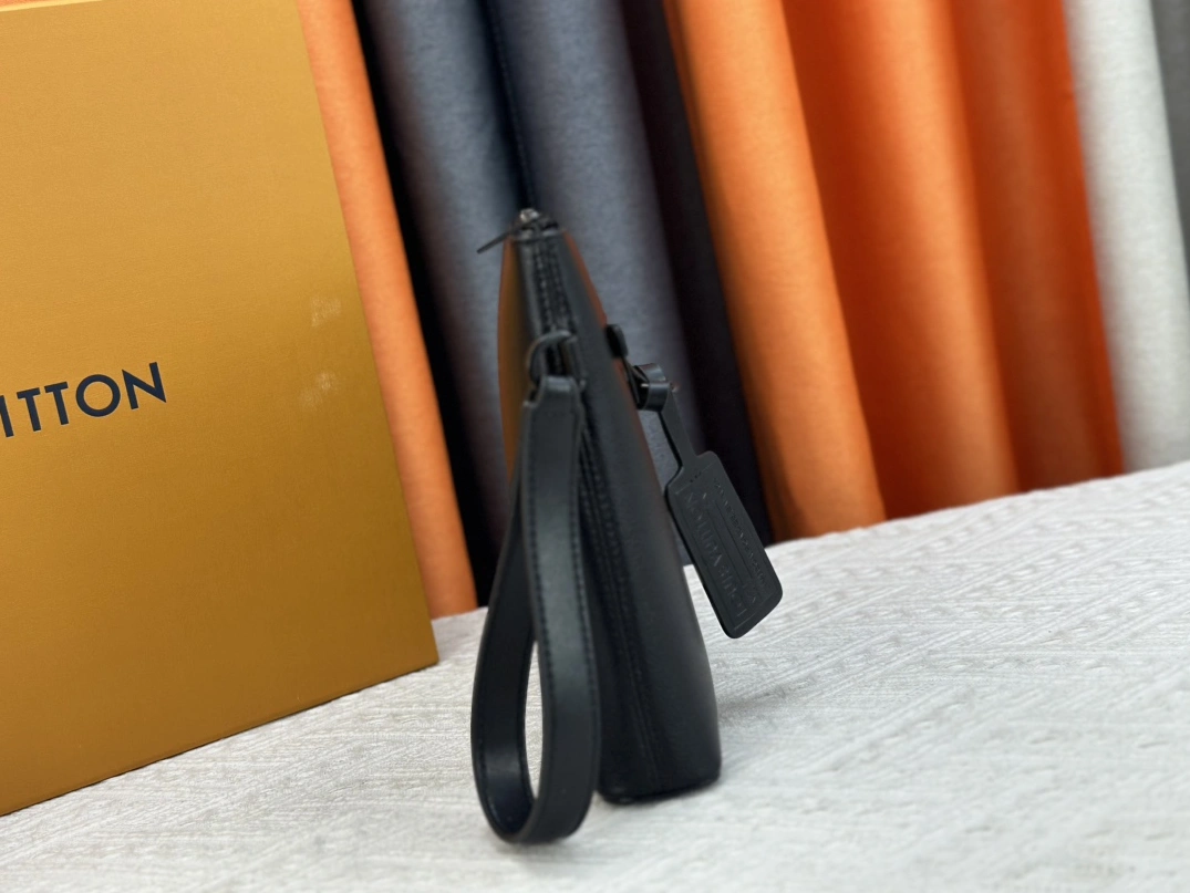 Louis Vuitton LV Wallets For Unisex SportInspired 5805 - Image 3