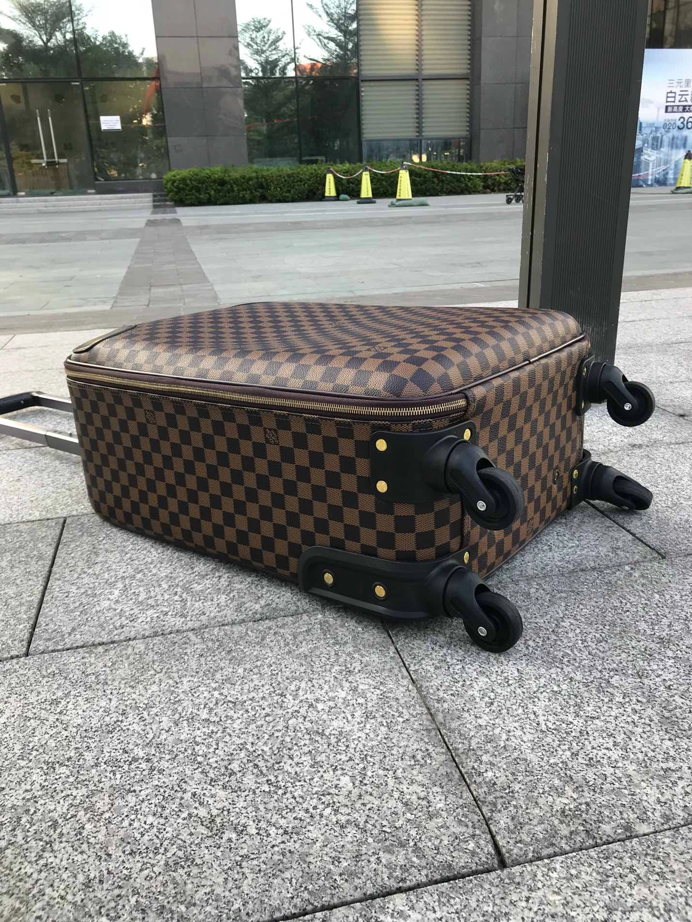 Louis Vuitton Luggage DailyWear 8676 - Image 5