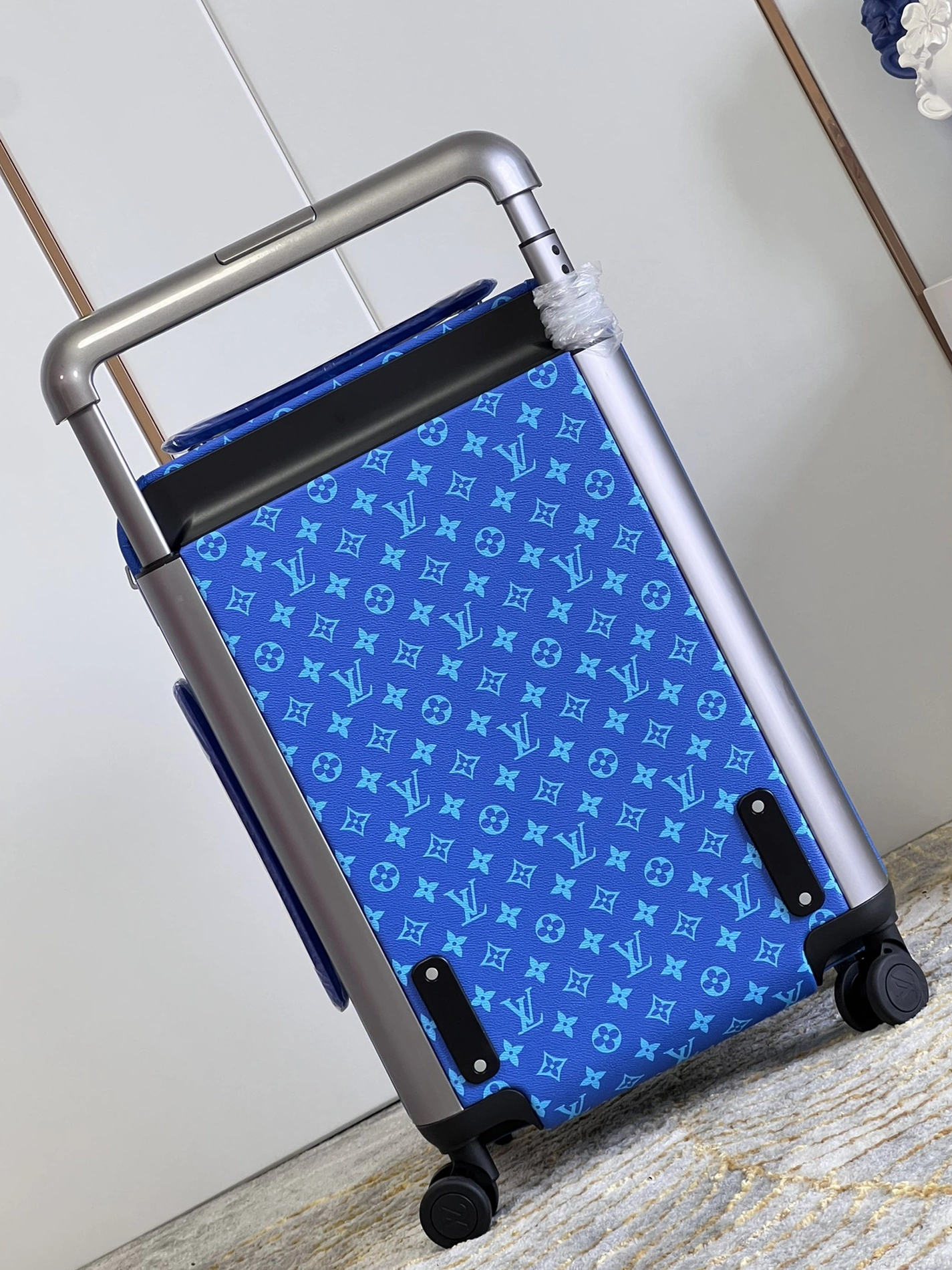 Louis Vuitton Luggage Reliable 8683 - Image 4