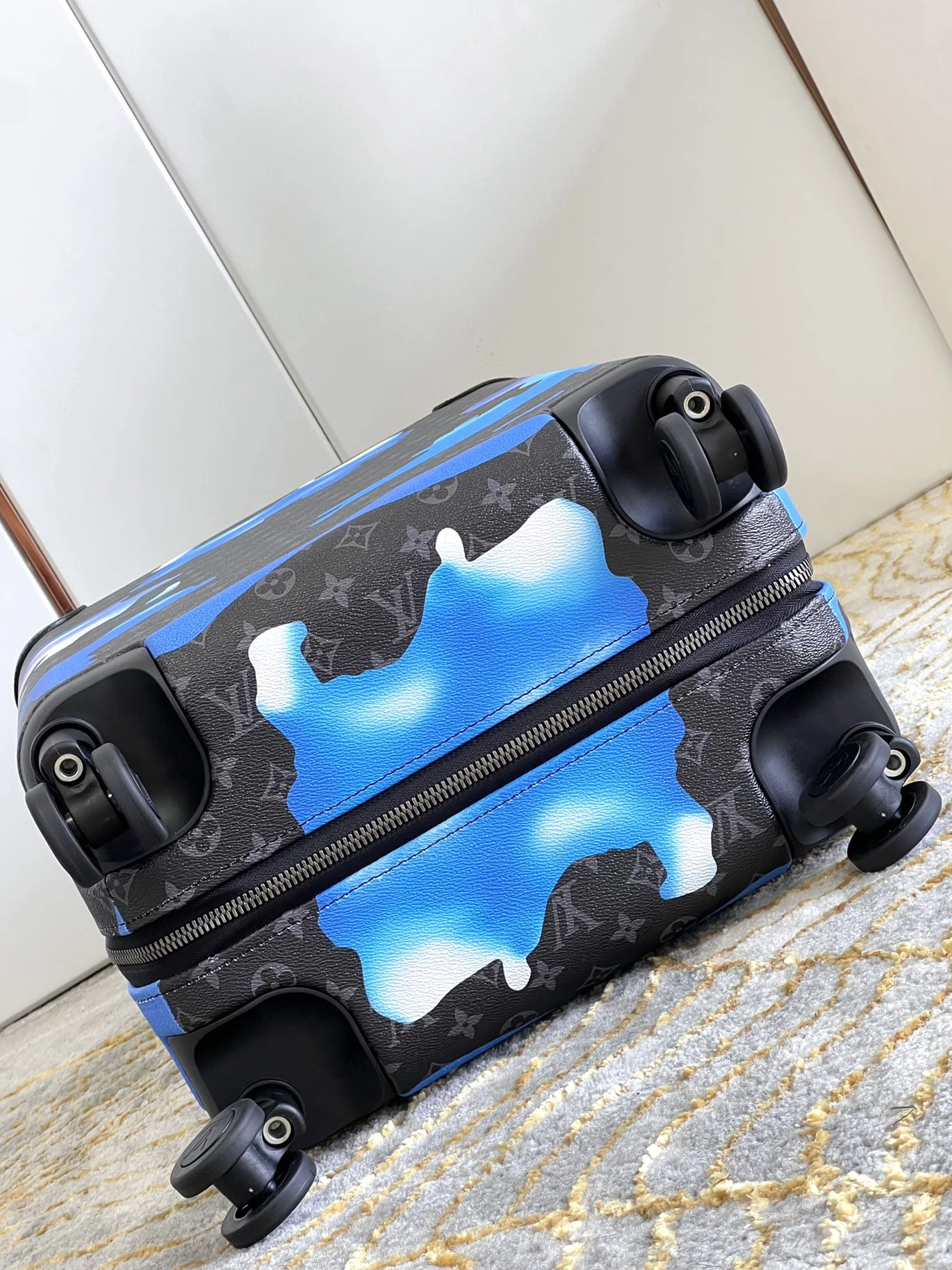 Louis Vuitton Luggage Unique 3708 - Image 7