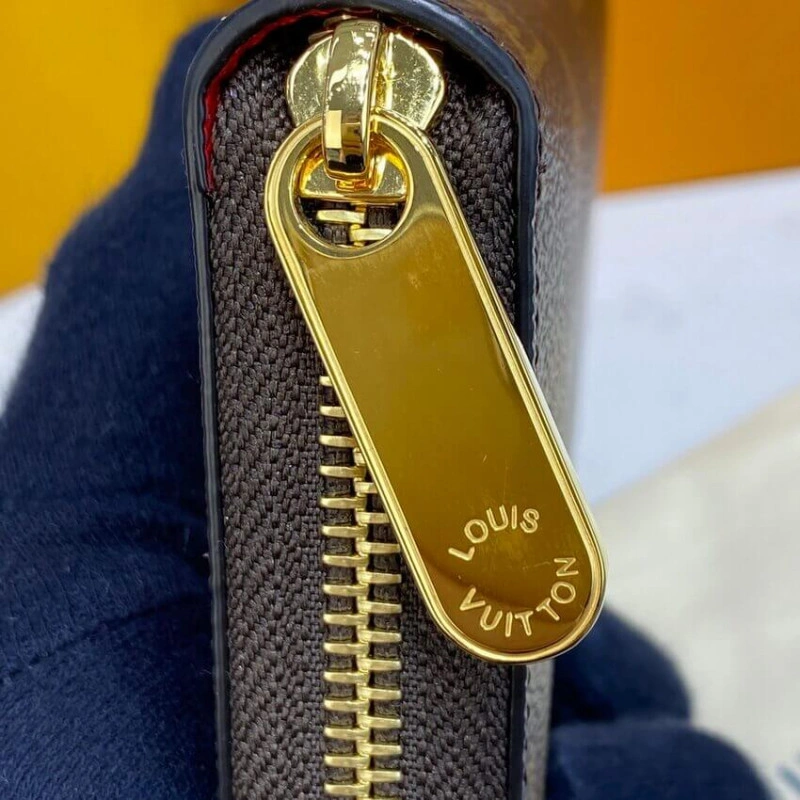 Zip closu Louis Vuitton Monogram Canvas Zippy Wallet - Image 6