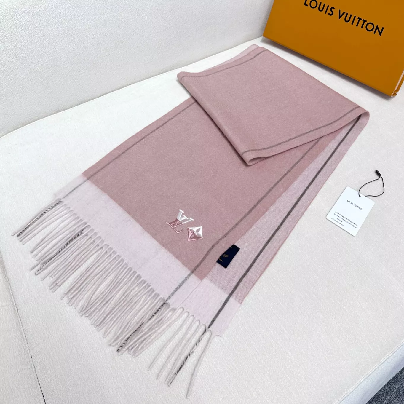 Louis Vuitton Scarf HighQuality 8996 - Image 3