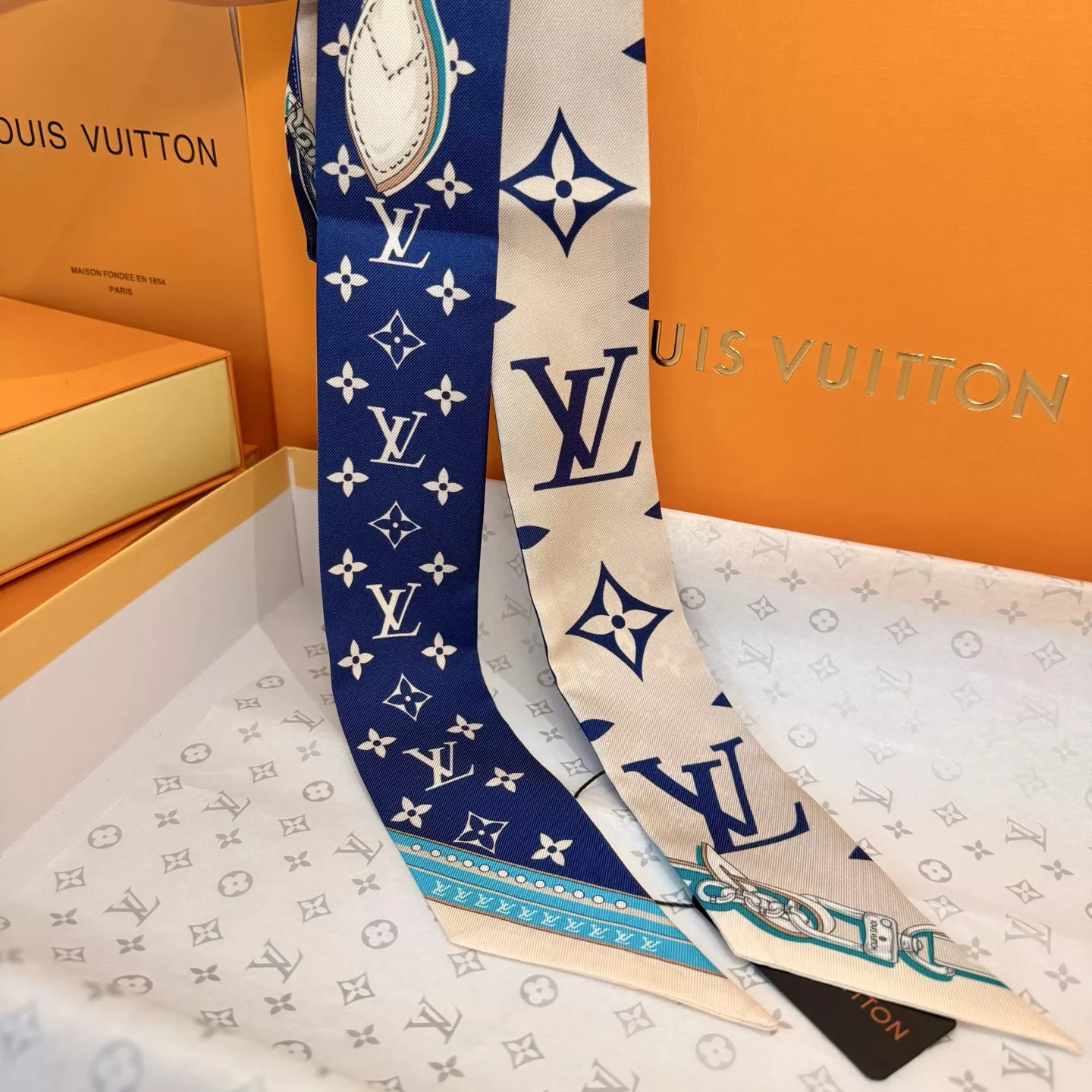 Louis Vuitton Silk Scarf Minimalist 9291