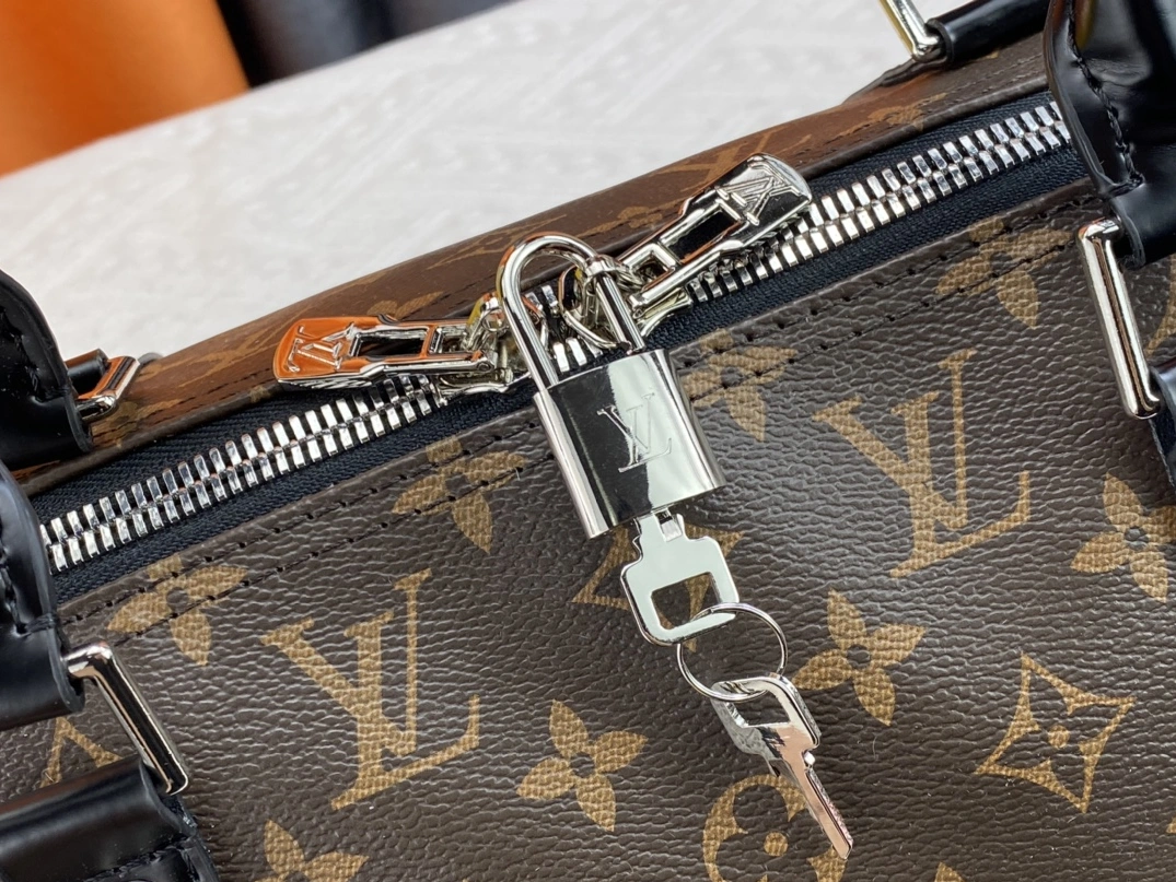 Louis Vuitton Travel Bags Trendsetting 1407 - Image 5