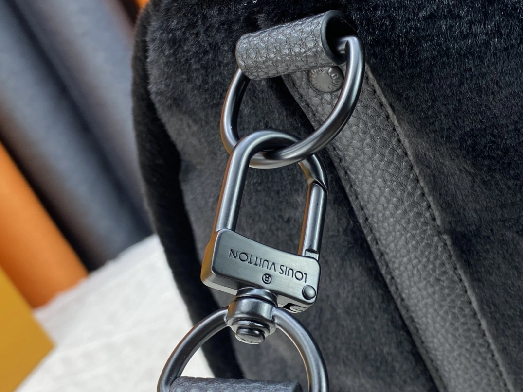 Louis Vuitton Travel Bags Versatile 3206 - Image 6