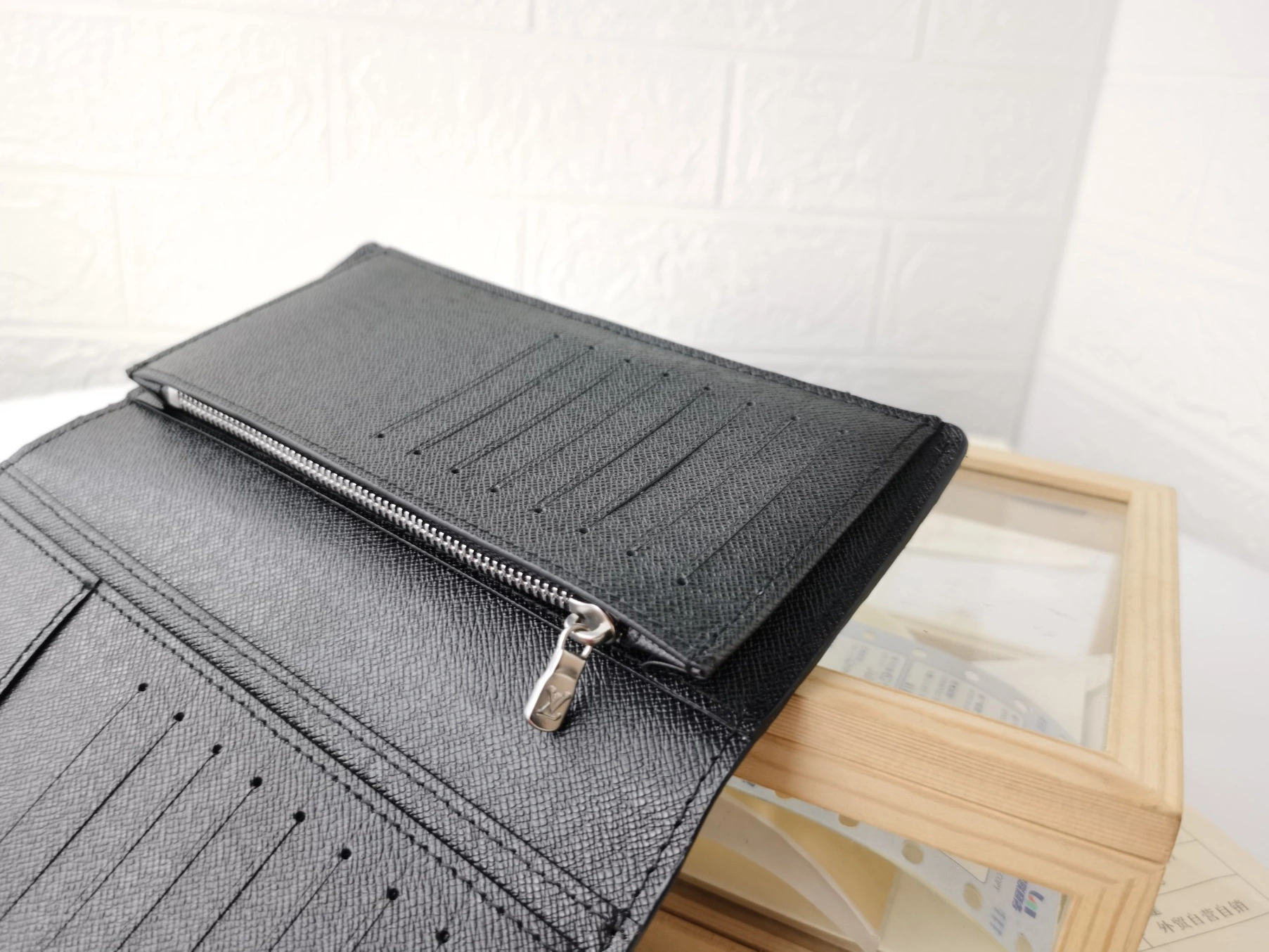 Minimalist 3298 Louis Vuitton LV Card Case For Unisex - Image 7