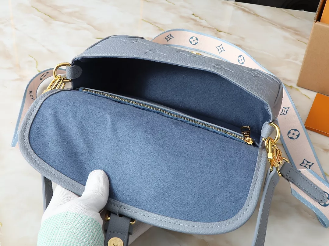 Modern 8831 Louis Vuitton AAA Quality Messenger Bags For Women - Image 8