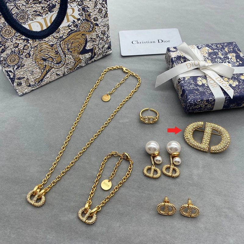 ModernLook 2278 Dior 30 Montaigne Brooch Metal and Silver Crystals Gold - Image 3