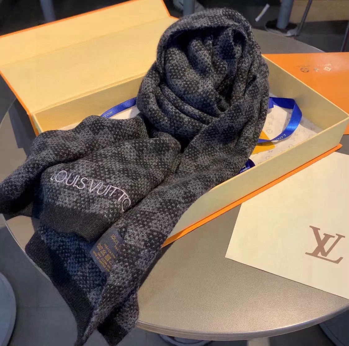 Reliable 2392 Louis Vuitton Scarf For Unisex - Image 3