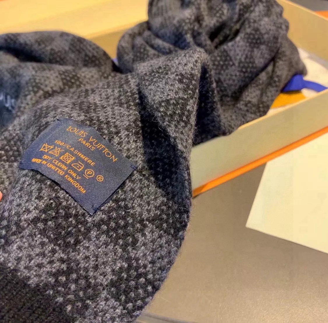 Reliable 2392 Louis Vuitton Scarf For Unisex - Image 6