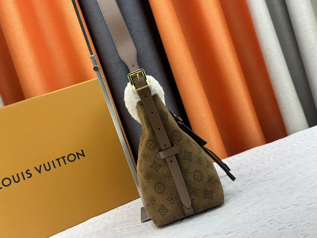 Resilient 4282 Louis Vuitton AAA Quality Shoulder Bags For Women