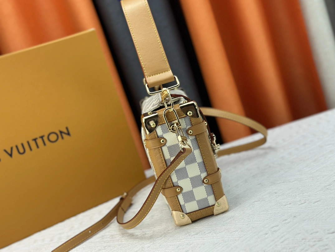 Sleek 1244 Louis Vuitton AAA Quality Messenger Bags For Unisex - Image 3