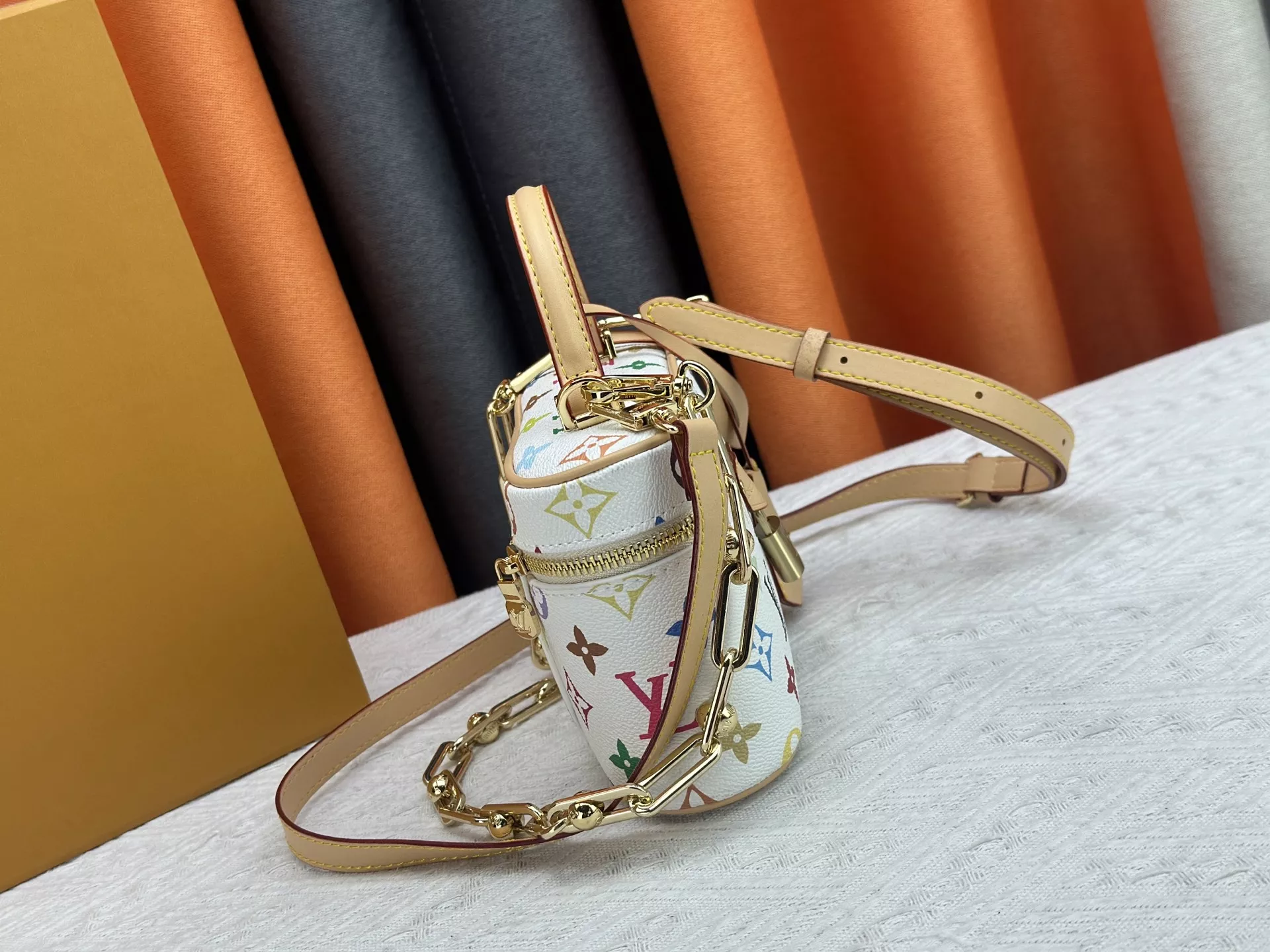 Sleek 7331 Louis Vuitton AAA Quality Messenger Bags For Women - Image 3