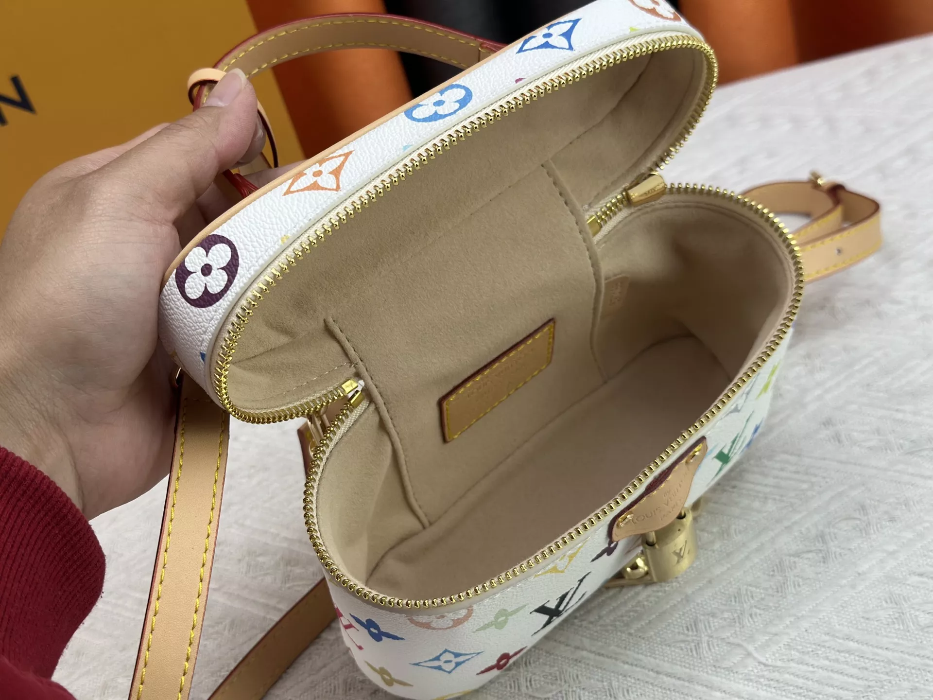 Sleek 7331 Louis Vuitton AAA Quality Messenger Bags For Women - Image 8