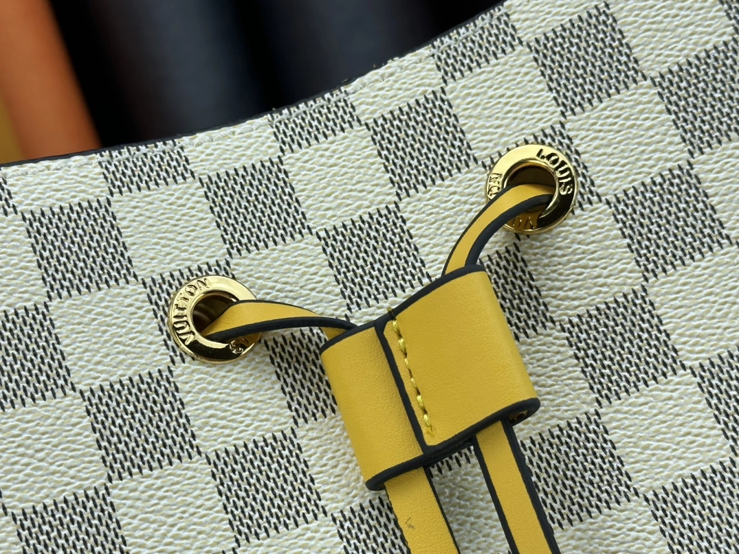 Sleek 8763 Louis Vuitton AAA Quality Messenger Bags For Women - Image 4