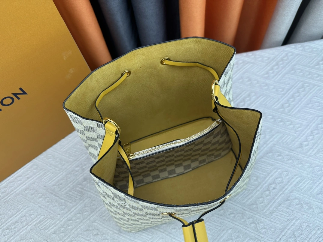 Sleek 8763 Louis Vuitton AAA Quality Messenger Bags For Women - Image 7