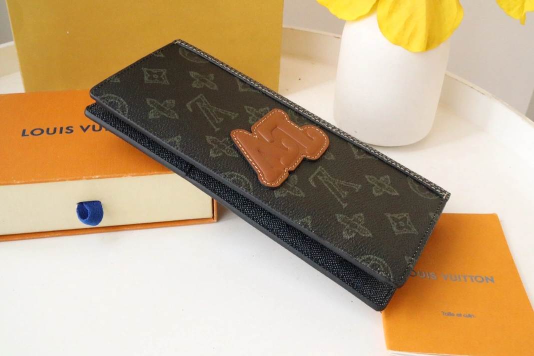 Sleek 880 Louis Vuitton AAA Quality Wallets For Unisex - Image 3