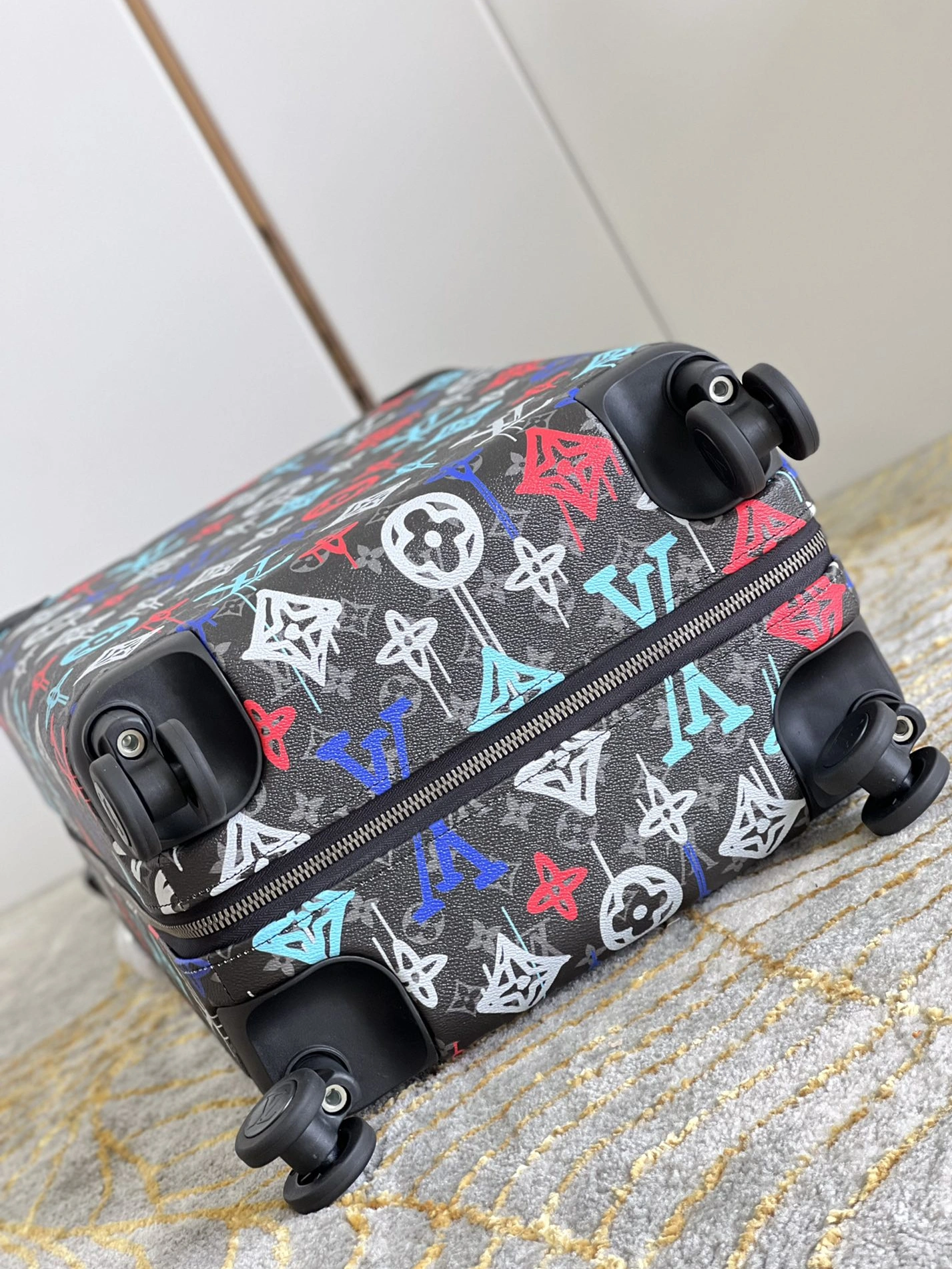 Soft 6743 Louis Vuitton Luggage - Image 5