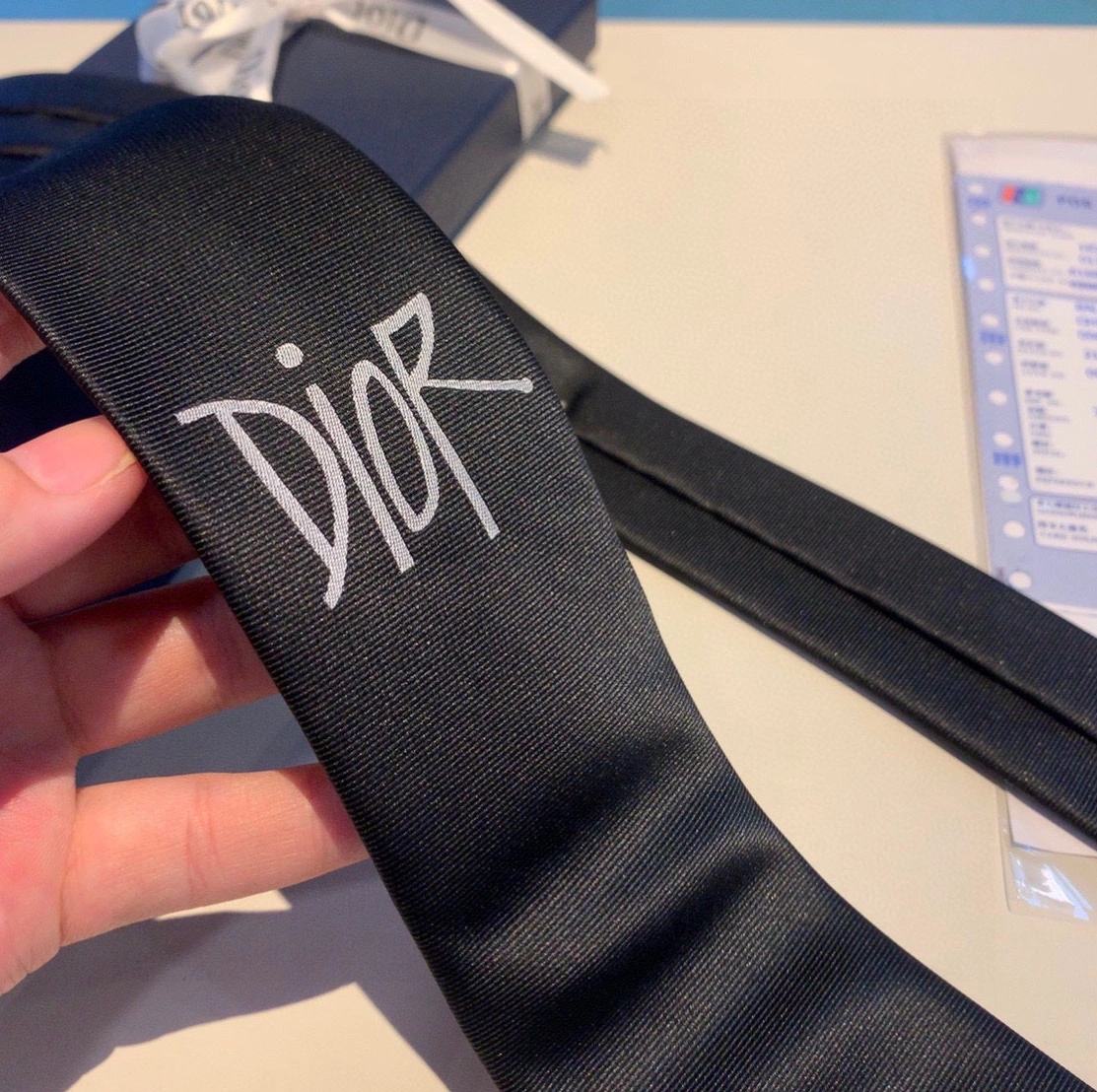 Sophisticated 1913 Christian Dior Necktie For Men - Image 3