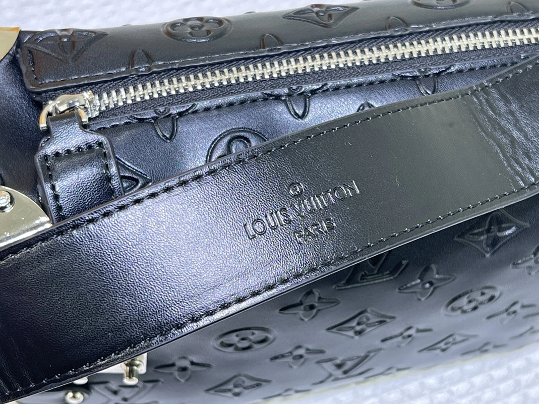 StreetReady 3091 Louis Vuitton AAA Quality Messenger Bags For Unisex - Image 7