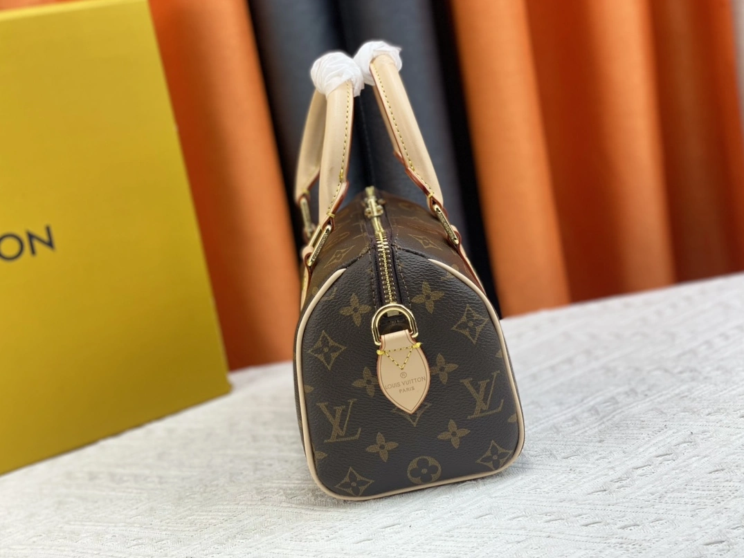 Stylish 8826 Louis Vuitton AAA Quality Handbags For Women - Image 3