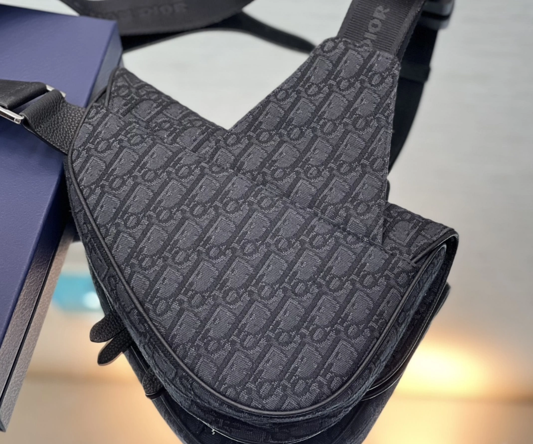 Stylish 981 Christian Dior AAA Man Messenger Bags - Image 3