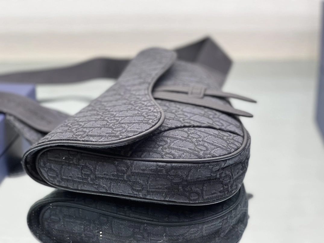 Stylish 981 Christian Dior AAA Man Messenger Bags - Image 4