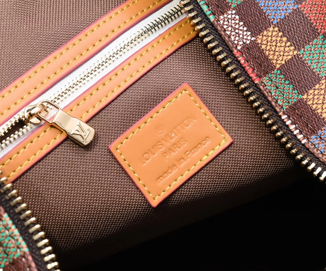 Timeless 883 Louis Vuitton Travel Bags - Image 7