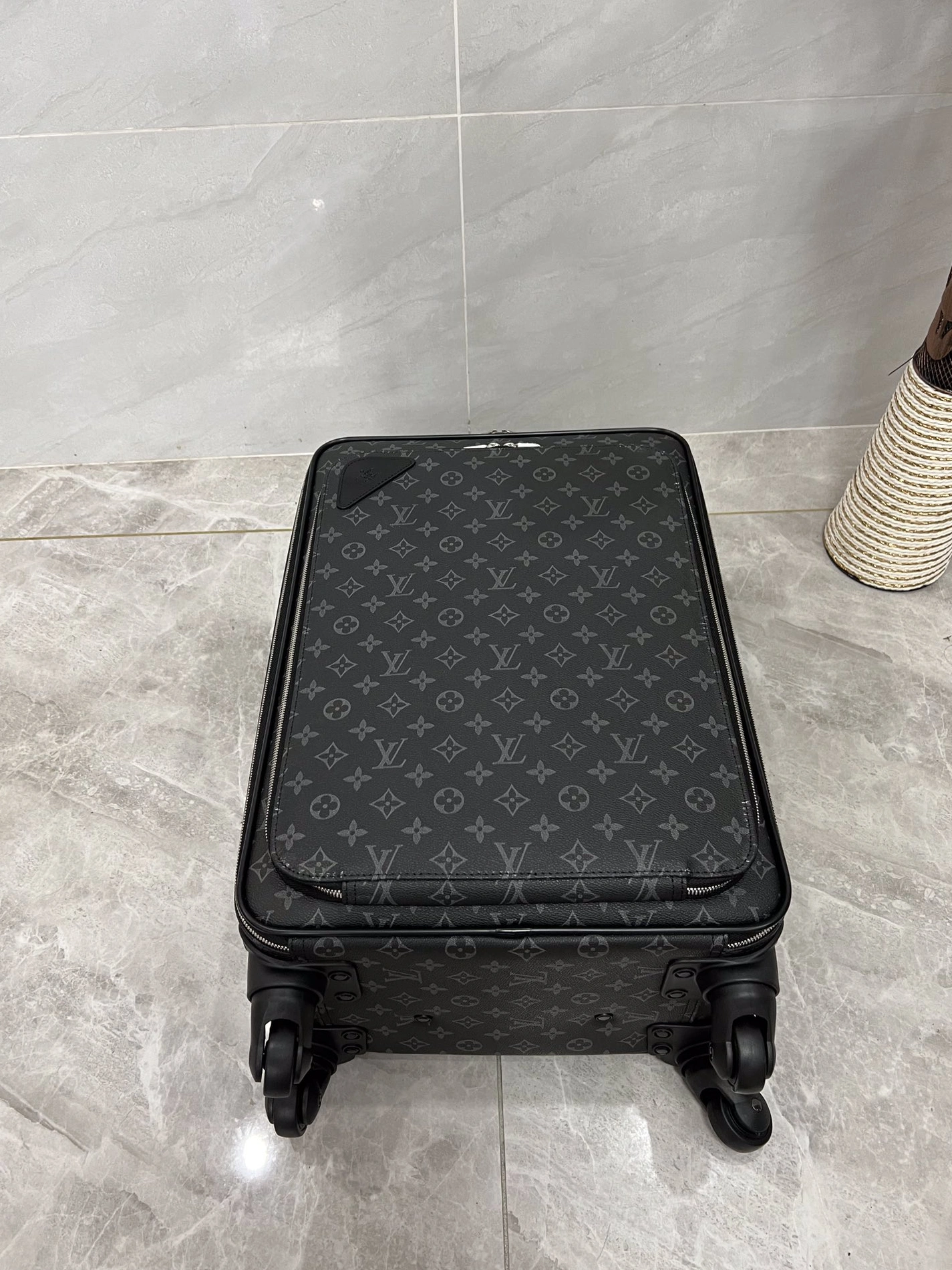 Trendsetting 5584 Louis Vuitton Luggage - Image 5