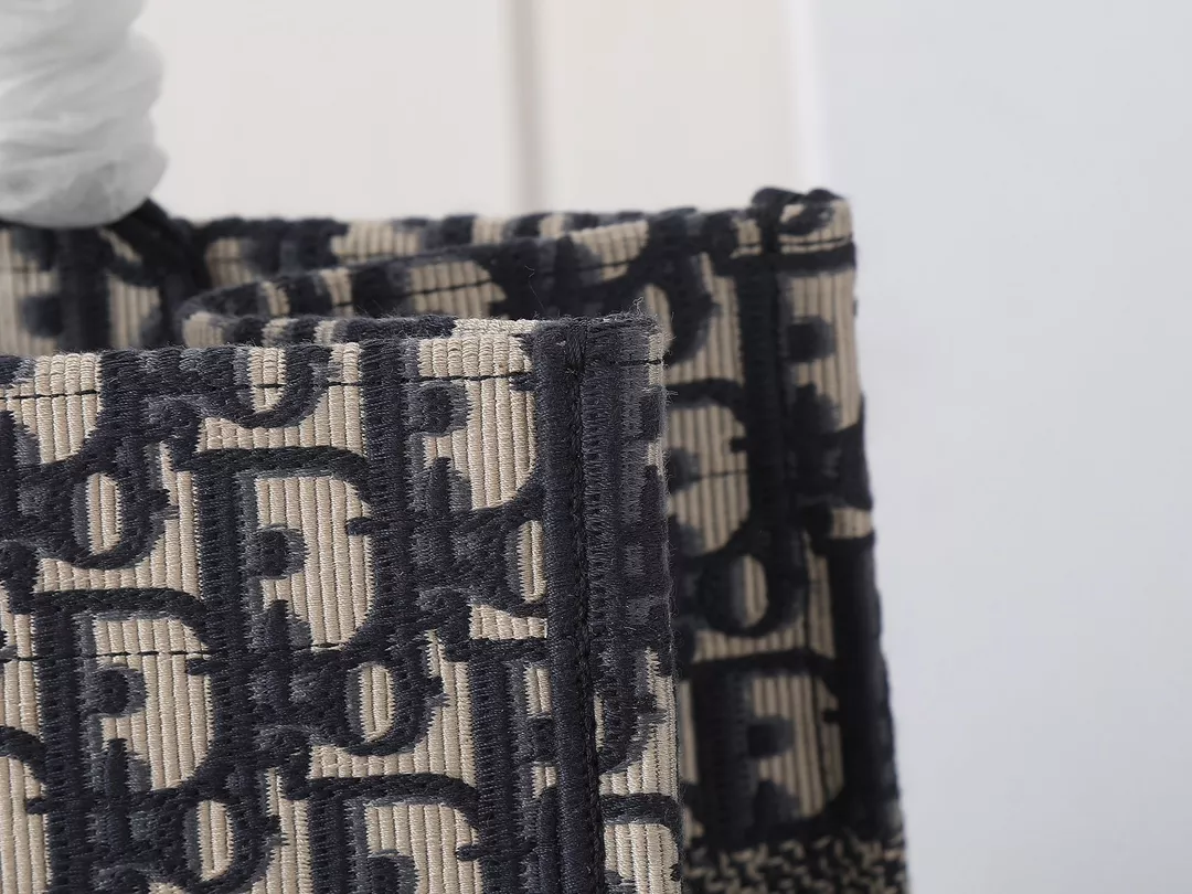 Trendsetting 567 Christian Dior AAA Quality Tote-Handbags For Women - Image 6