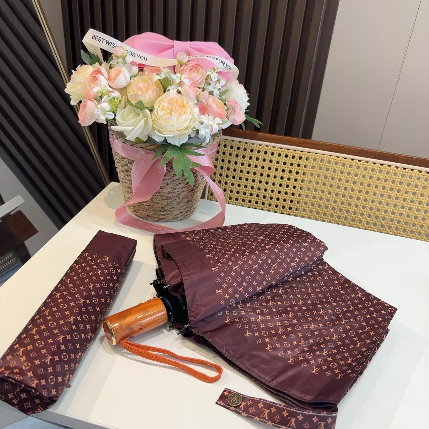 Versatile 1600 Louis Vuitton Umbrellas - Image 4