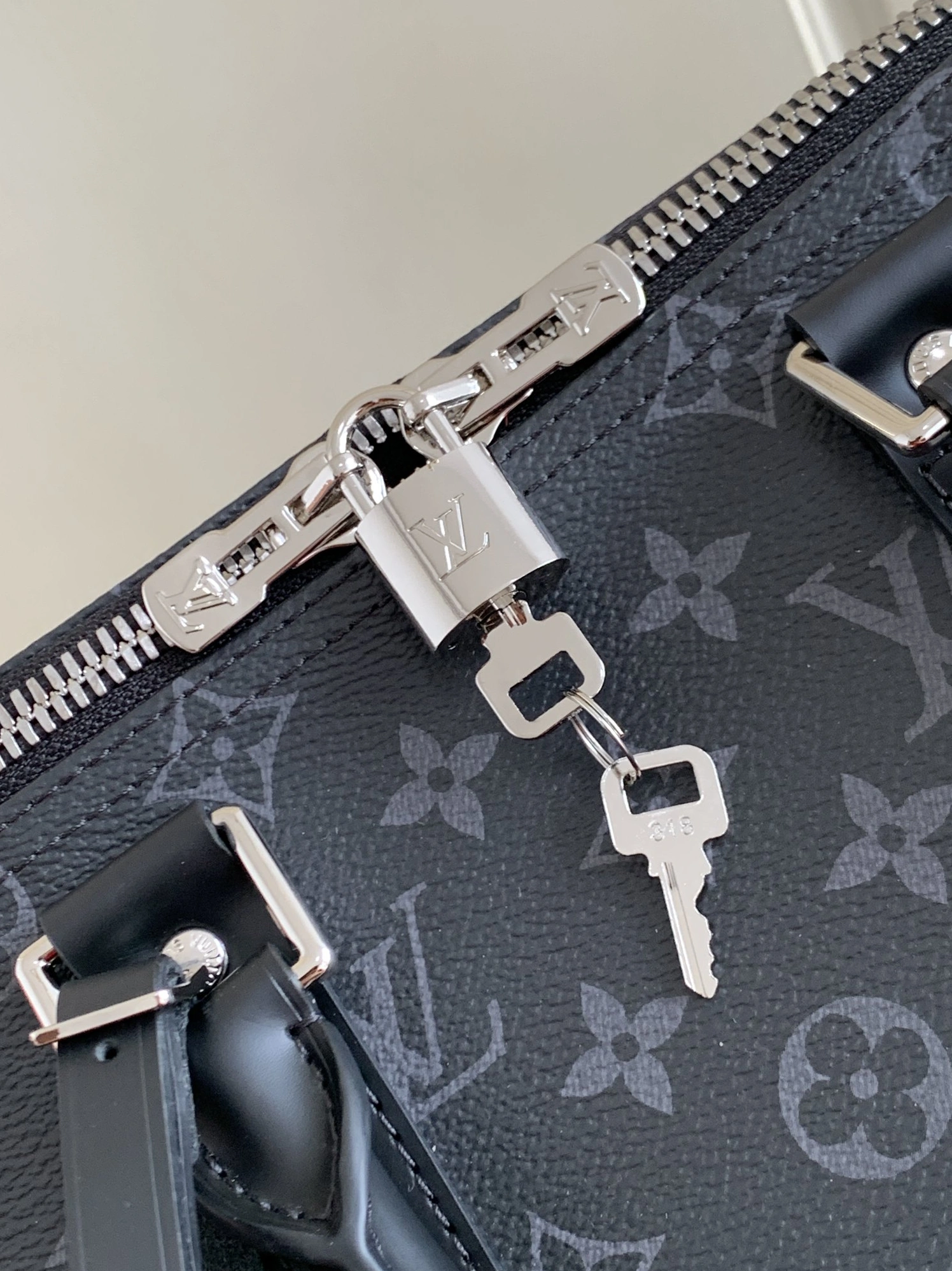 Versatile 4498 Louis Vuitton Travel Bags - Image 5