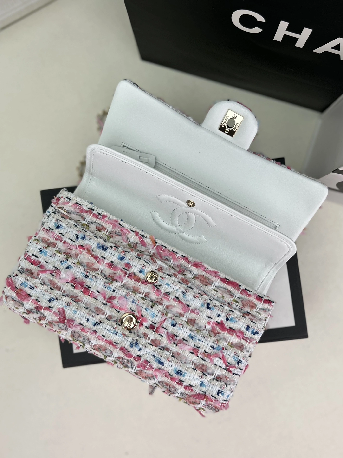 Vibrant 4255 Chanel AAA Quality Messenger Bags For Women - Image 5