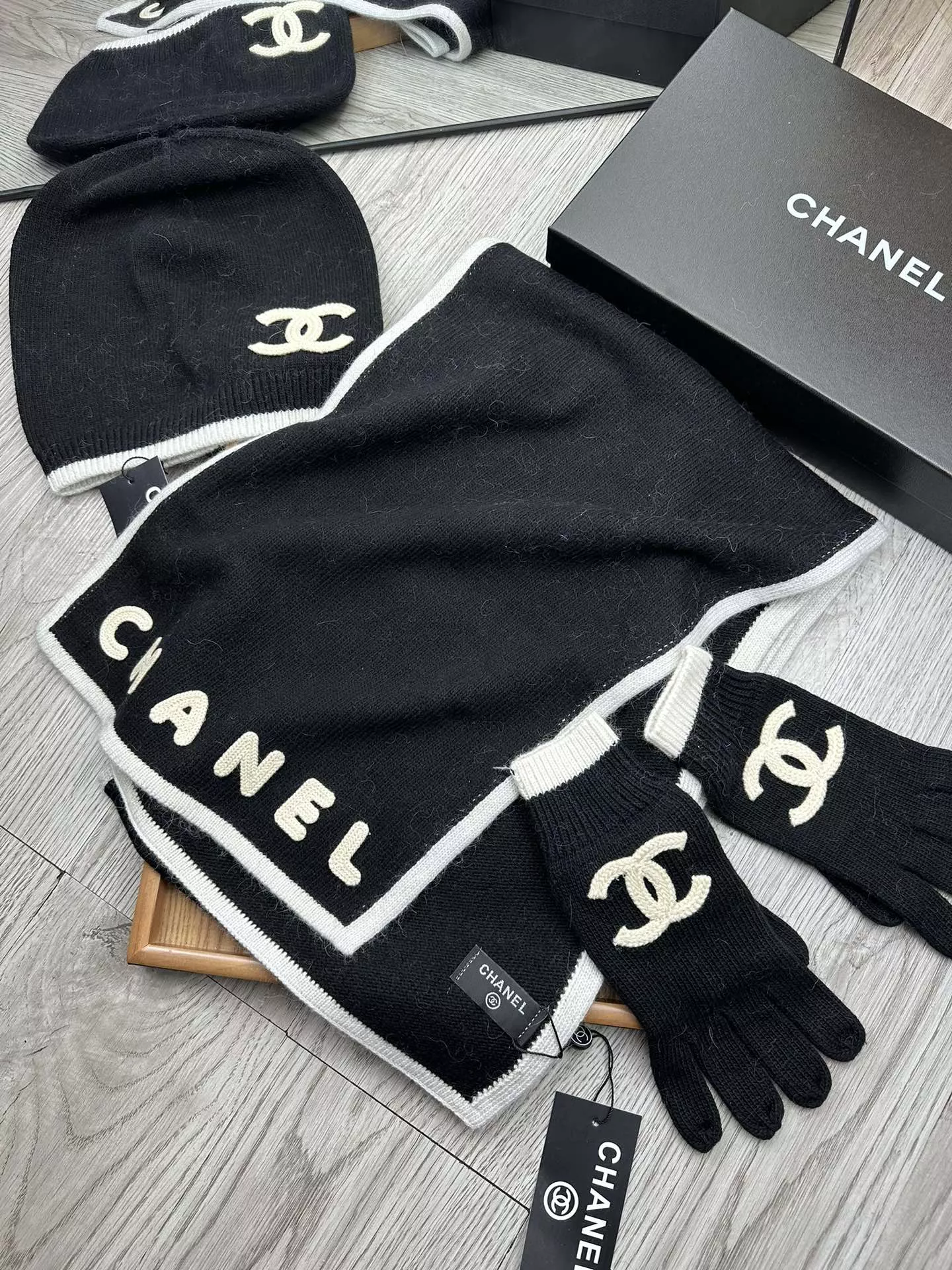 Vibrant 4922 Chanel Hat and Scarf and Glove Set