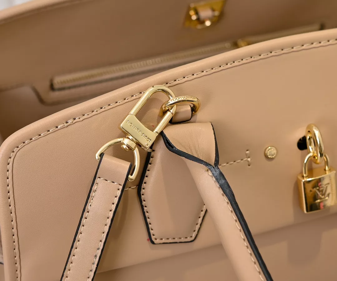 WellDesigned 6674 Louis Vuitton AAA Quality Handbags For Women - Image 6