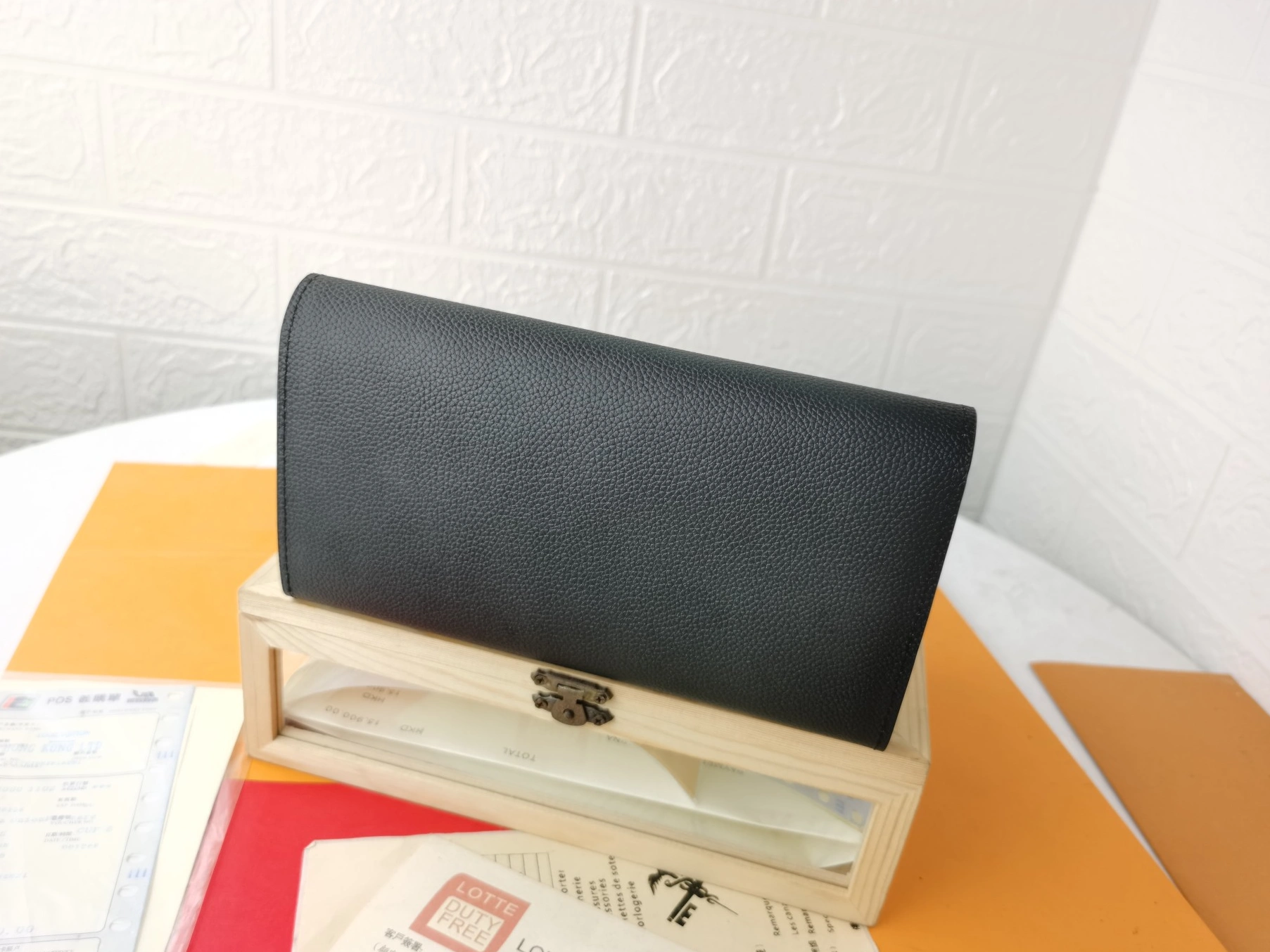 WellDesigned 9438 Louis Vuitton LV Card Case For Women - Image 3