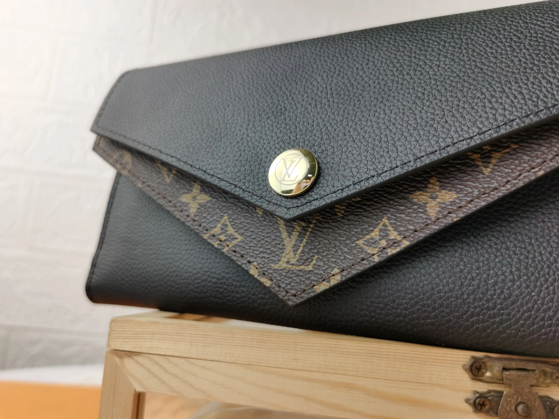 WellDesigned 9438 Louis Vuitton LV Card Case For Women - Image 4